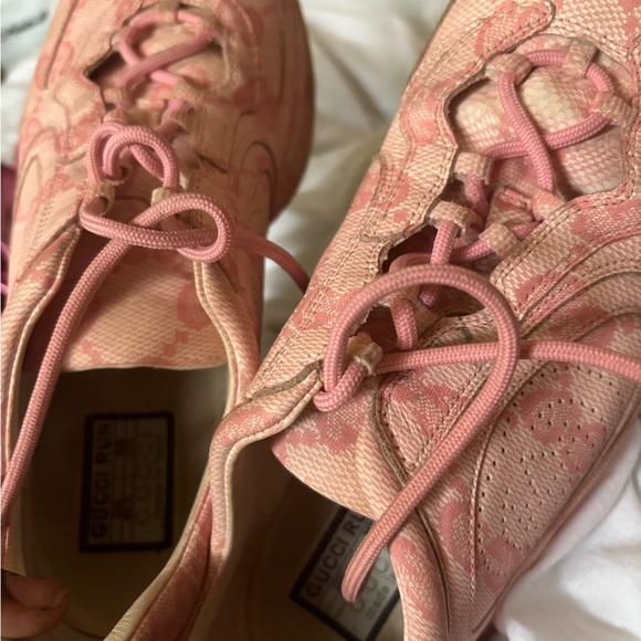 Gucci Run Sneaker 'Beige Hibiscus Monogram' - Picture 3 of 4